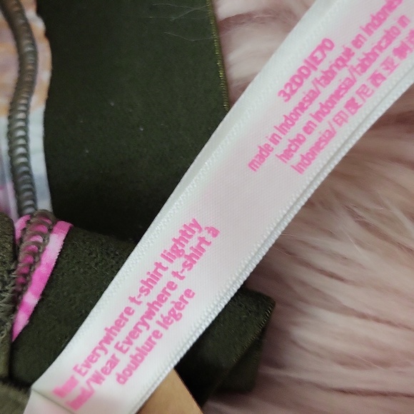 New Listing!! Brand New PINK Victoria's Secret 32DD Bra-& VS Thong-XS - Picture 3 of 6